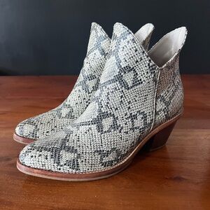Poppy Barley Two Point Five Ankle Boot in Snakeskin sz 7.5W